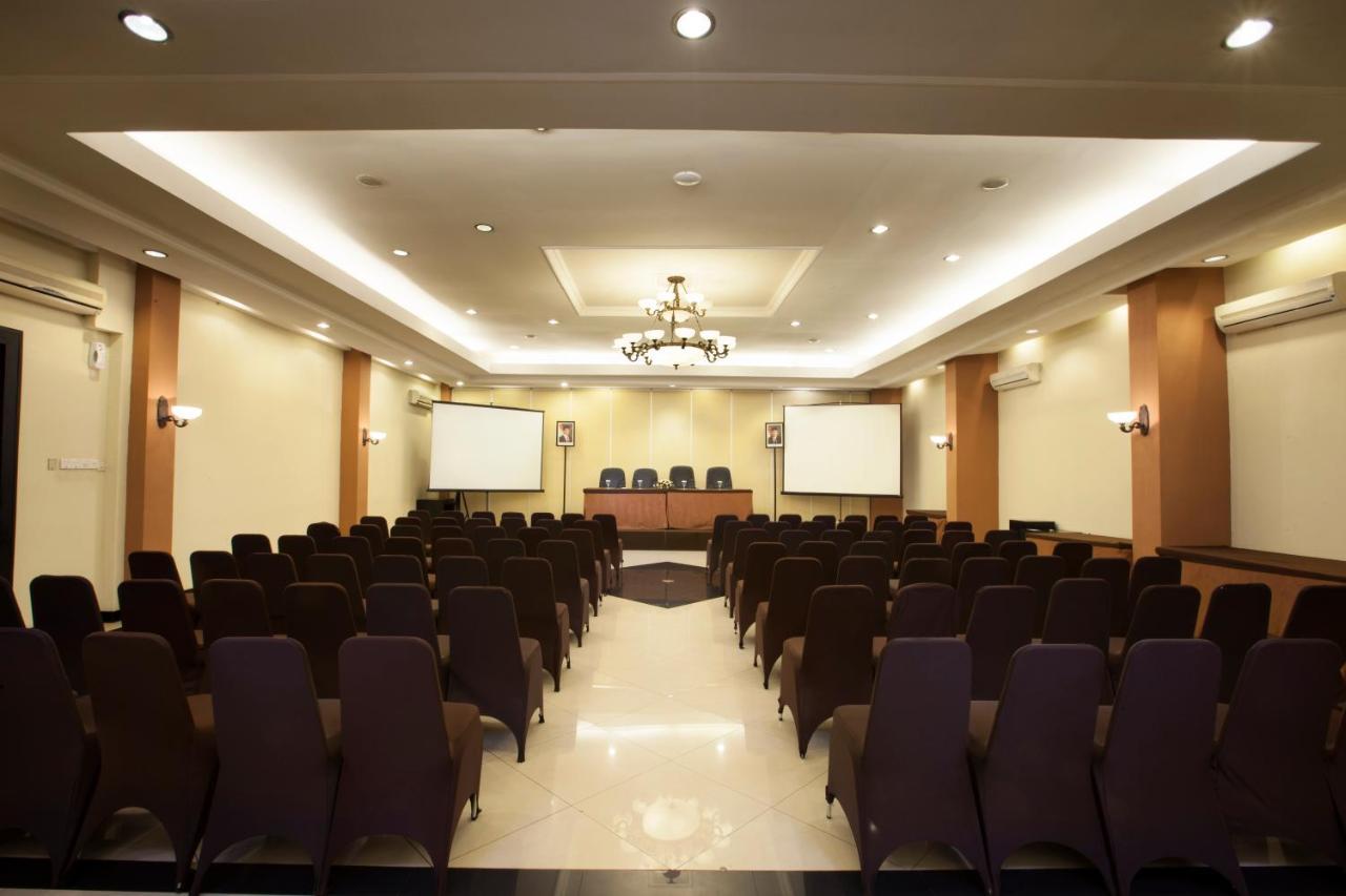 Regantris Malioboro Hotel Джокякарта Екстериор снимка