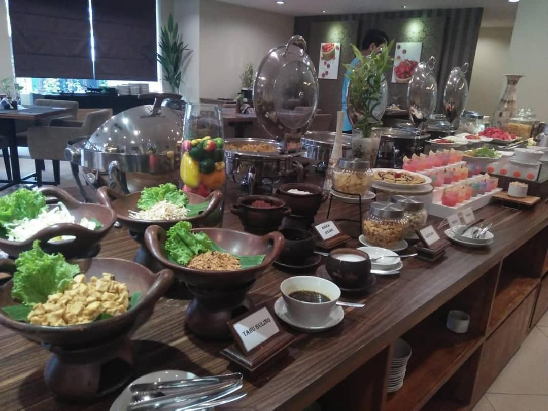 Regantris Malioboro Hotel Джокякарта Екстериор снимка